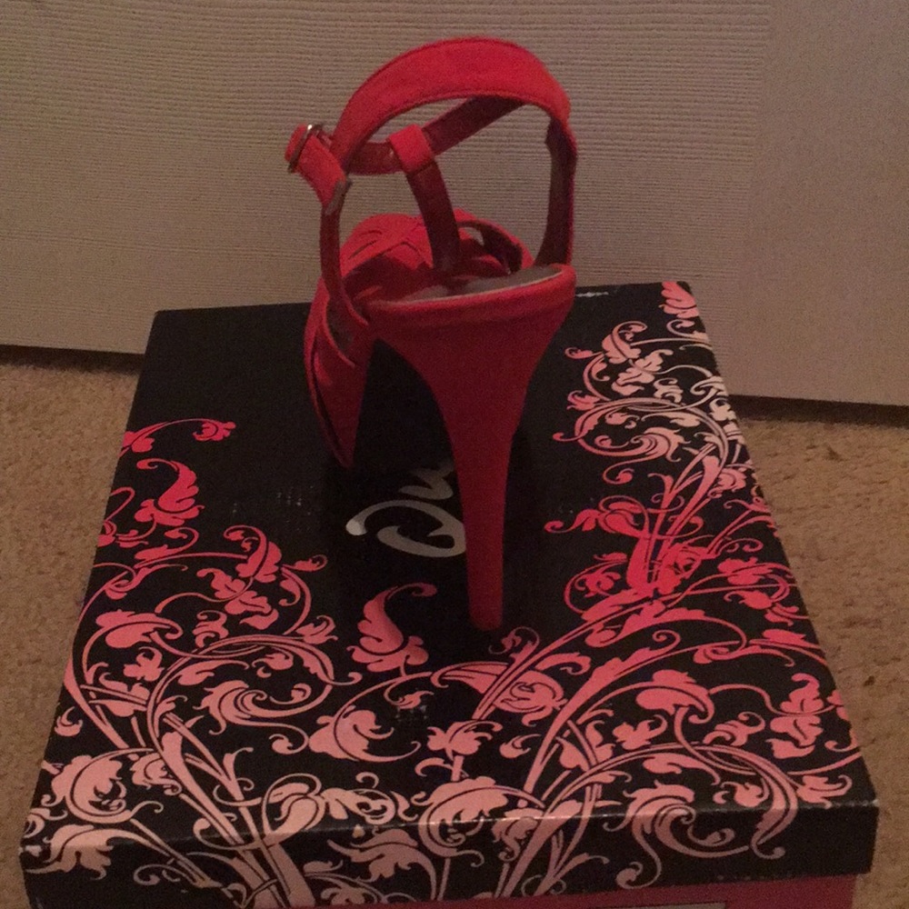 Red pumps - Picture 3 of 5